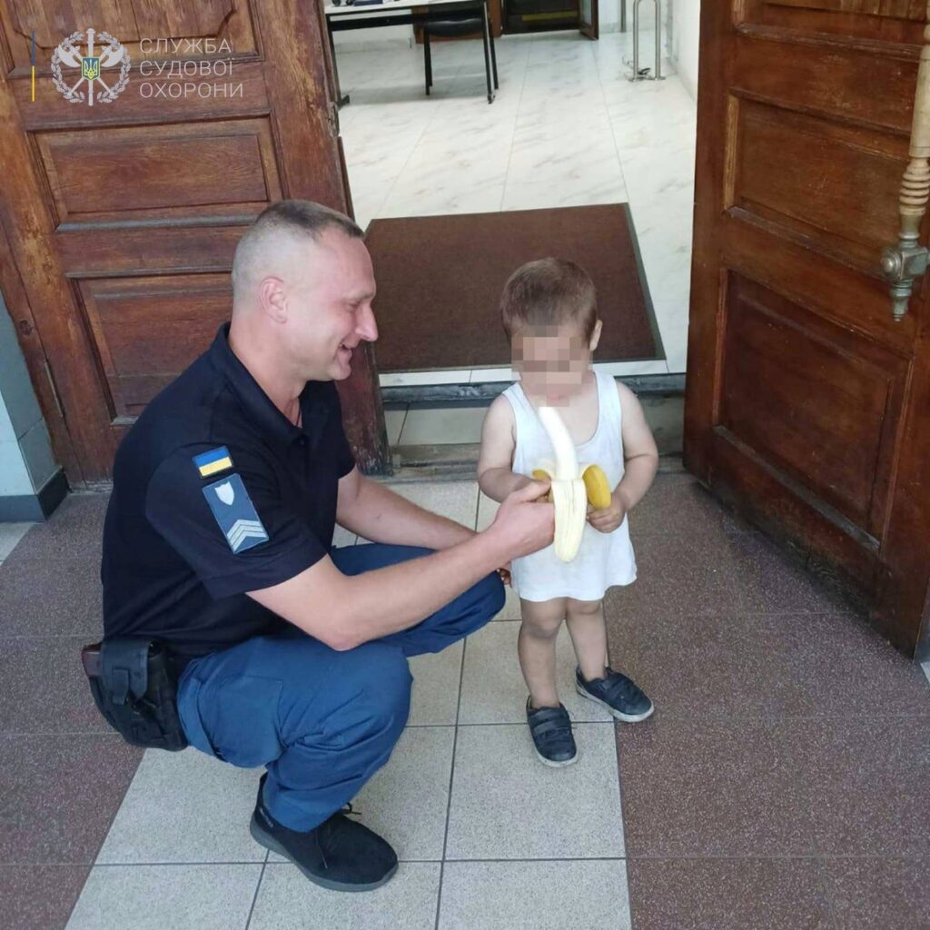 1 На Рівненщині біля суду знайшли маленьку дитину