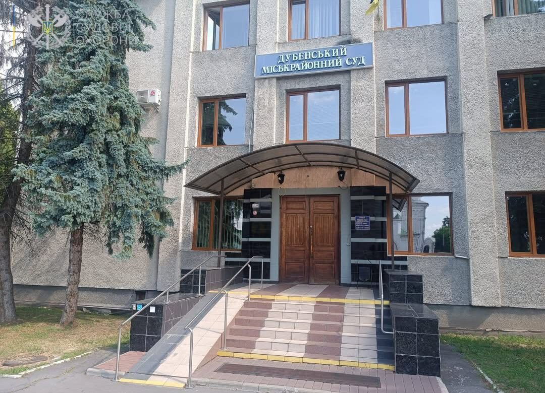 На Рівненщині біля суду знайшли маленьку дитину