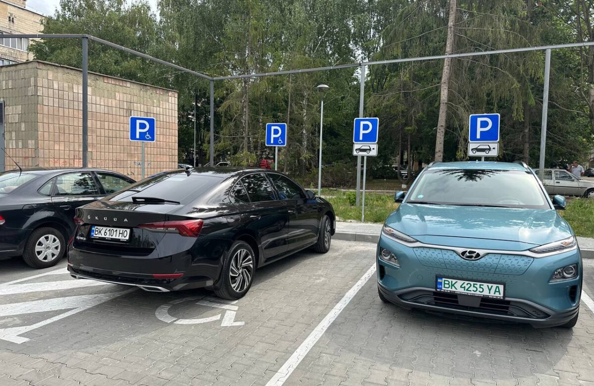 Робота кипить: у Рівному облаштовують сучасну парковку біля міської лікарні