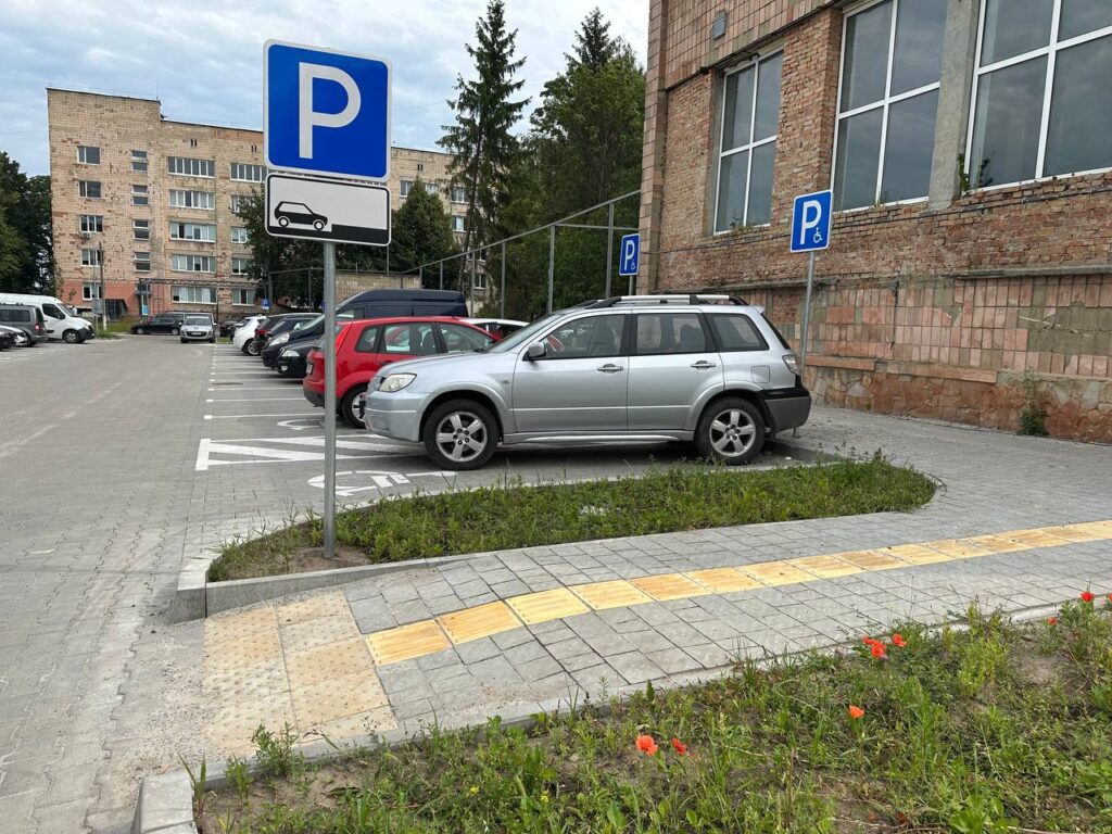 1 Робота кипить: у Рівному облаштовують сучасну парковку біля міської лікарні