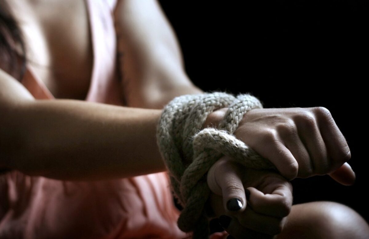 Вербувала жінок для проституції за кордоном: у Рівному жінку підозрюють у злочині