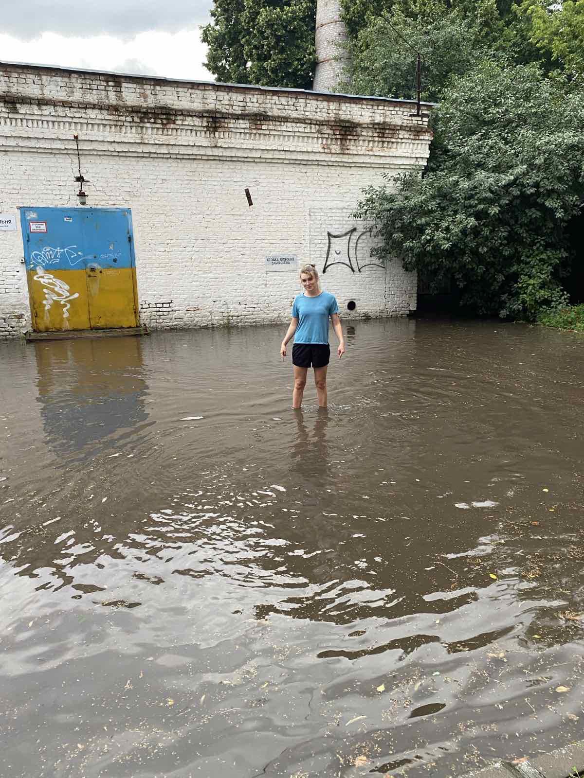 Плаваюче місто після зливи: нардепка з Рівного показала фото й висловила обурення 0000