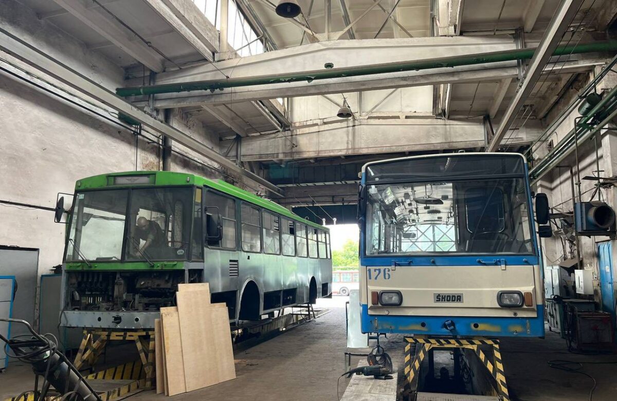 Нове життя старого транспорту: у Рівному реконструюють легендарні тролейбуси Škoda 14-TR