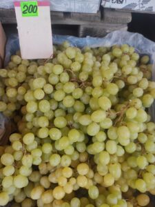 1 Фруктовий сезон у розпалі: які ціни на ягоди та фрукти на ринках Рівненщини