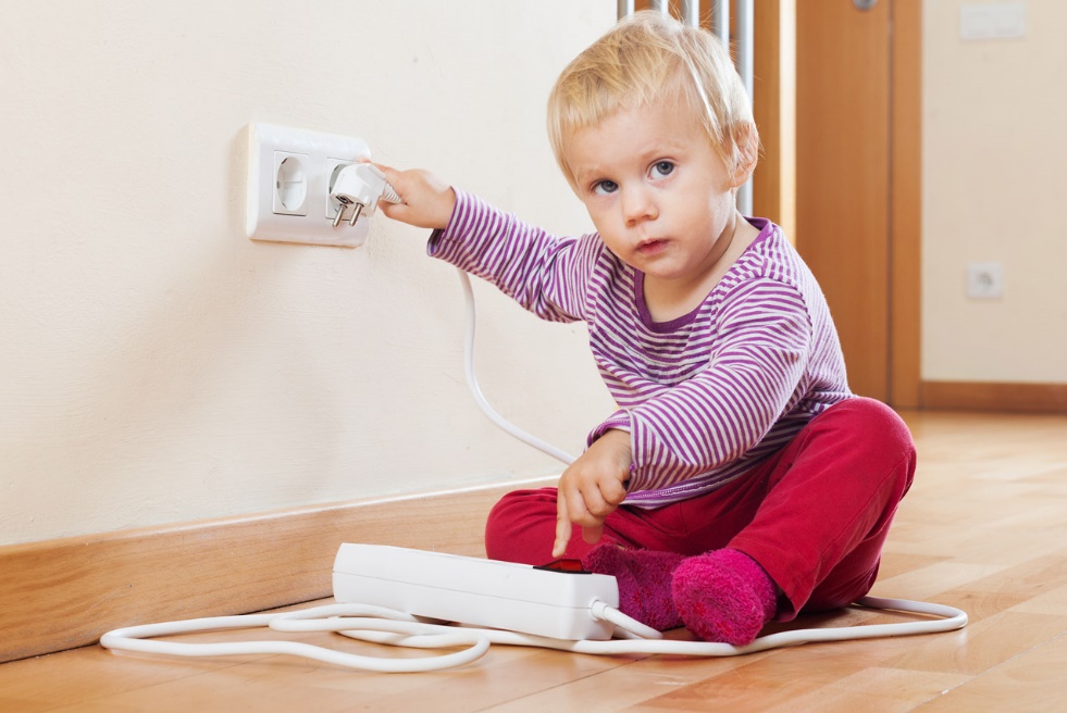 У Рівному однорічна дитина зачинилася в кімнаті гуртожитку: визволяли рятувальники ( ВІДЕО)