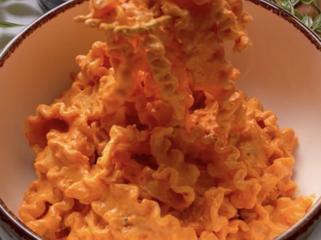 Паста з печеним перцем і фетою: новий кулінарний хіт, який підкорює серця