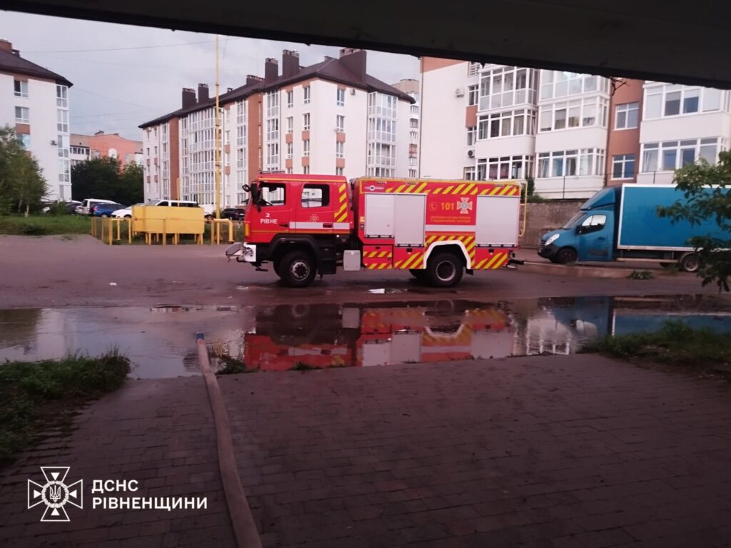 1 Плаваюче місто після зливи: нардепка з Рівного показала фото й висловила обурення