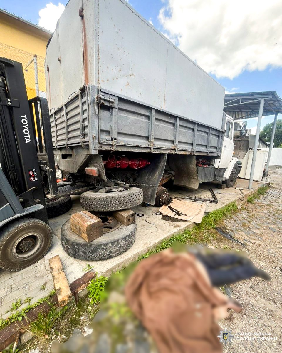 Трагічна смерть під час ремонту: у Рівному вантажівка розчавила чоловіка 0000