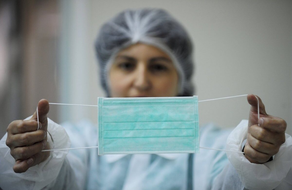 Маски повертаються? В медзакладах Рівного запровадили масковий режим: де діятимуть обмеження і чому