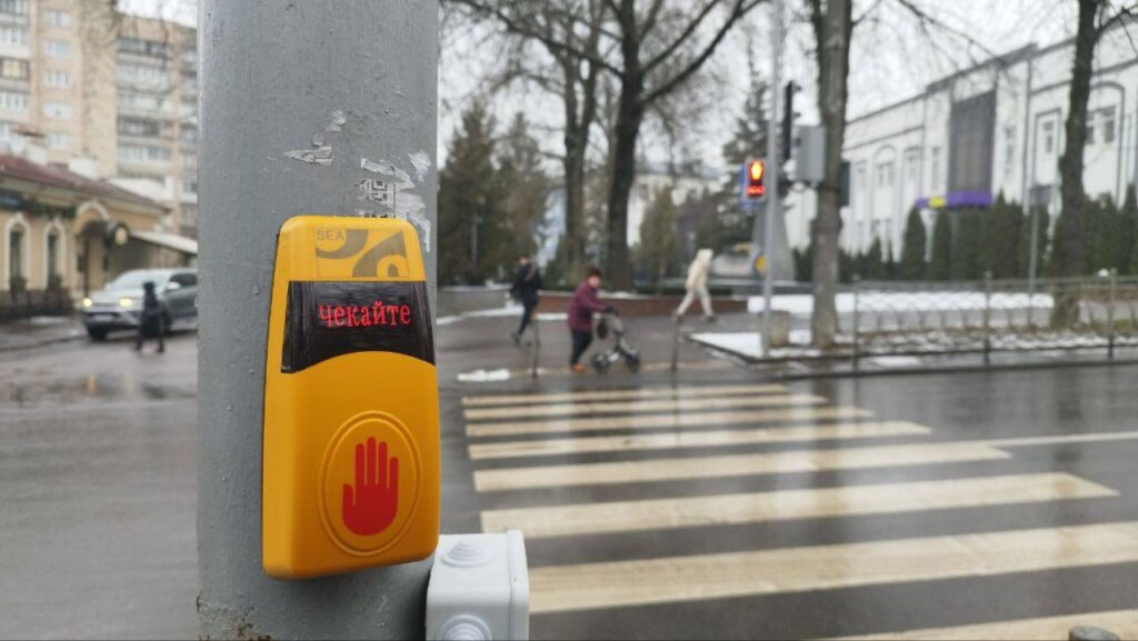 1 5 серпня — День світлофора: як виглядали перші світлофори у Рівному та чому зникне зелений вже у 2025-му