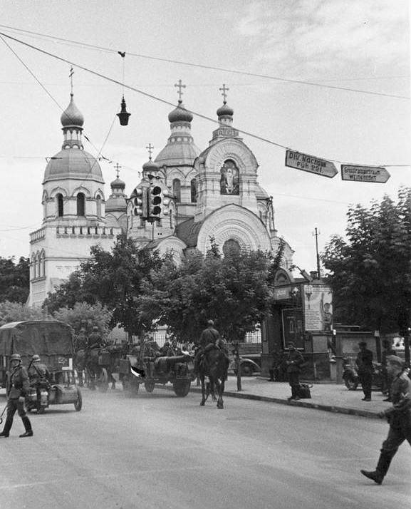 1 5 серпня — День світлофора: як виглядали перші світлофори у Рівному та чому зникне зелений вже у 2025-му