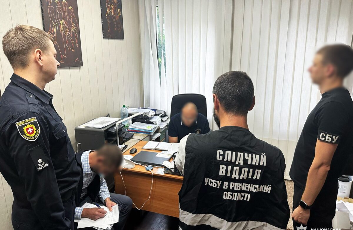 Допомагав уникати служби і заробив майже 2 млн грн: директору коледжу на Рівненщині повідомили про підозру