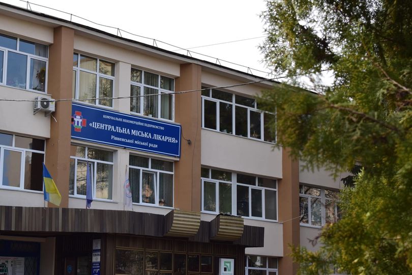 У Рівному перекрили головний вхід до лікарні: що сталося та куди йти пацієнтам