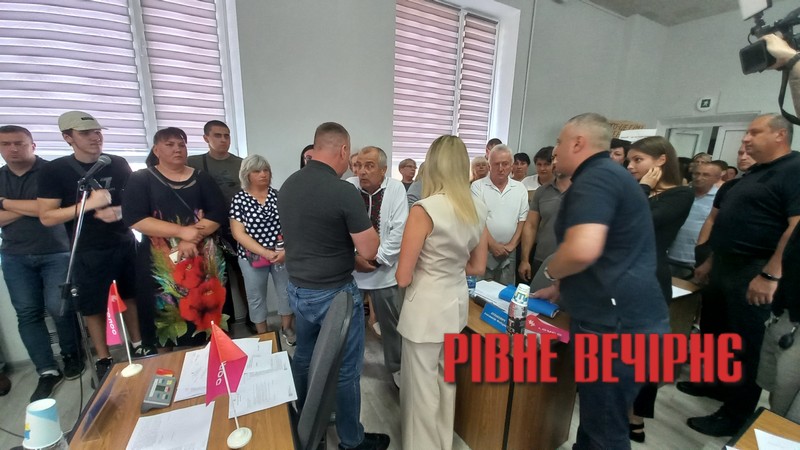 1 Гострий конфлікт у сесійній залі: чим завершився гучний протест працівників Дикого біля Рівнеради