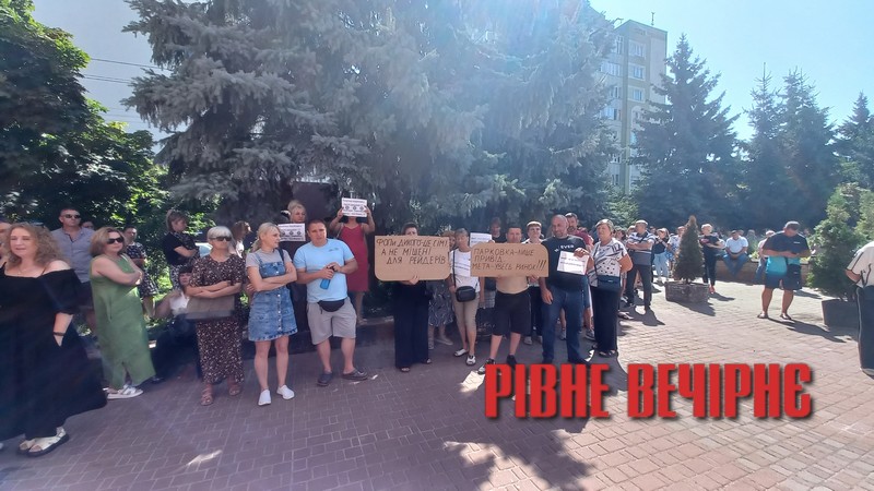 Гострий конфлікт у сесійній залі: чим завершився гучний протест працівників Дикого біля Рівнеради