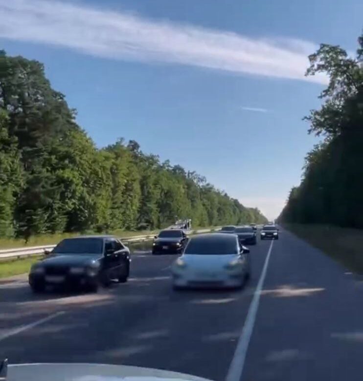 Три авто на арештмайданчику та штрафи: у Рівному зупинили незаконні вуличні гонки