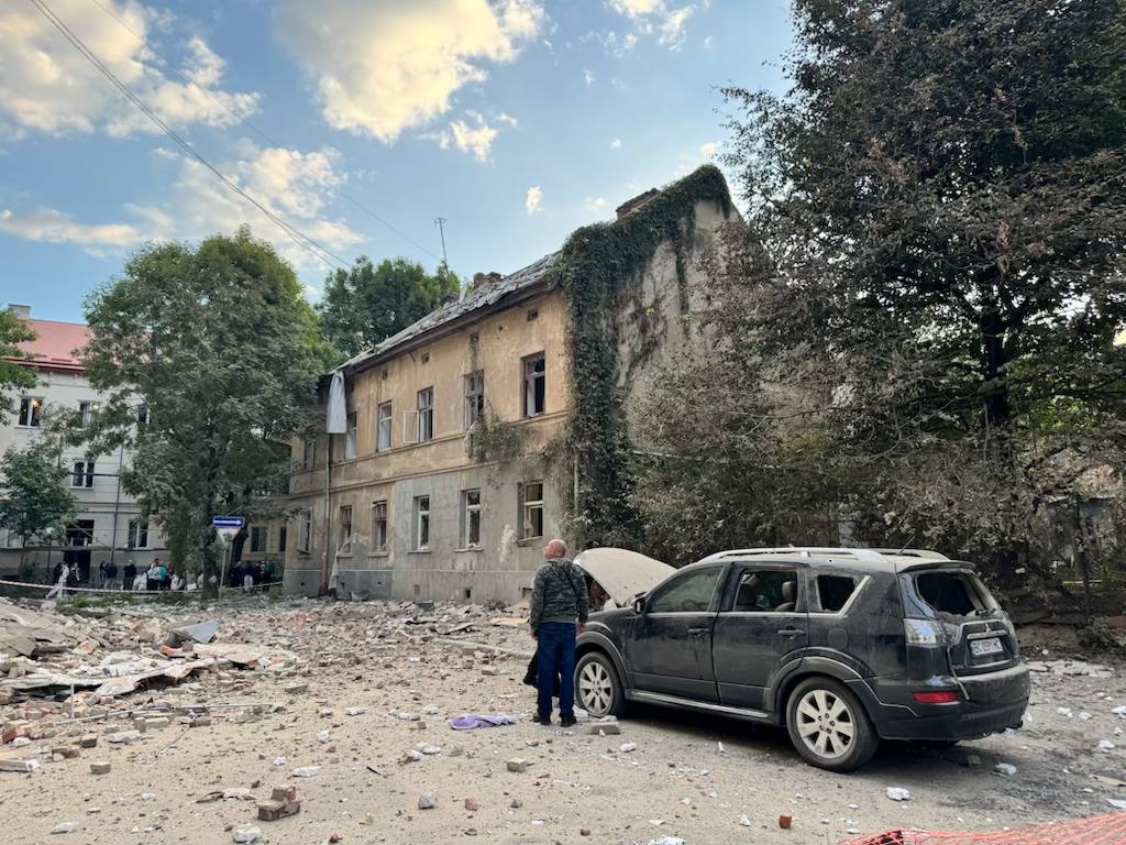1 Масова нічна атака ворога: пожежа в Рівному та трагічні наслідки ударів в сусідніх містах
