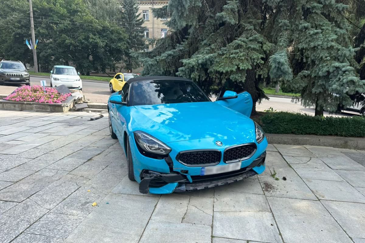 У Рівному водійка сплутала педалі і травмувала пішоходів 0000