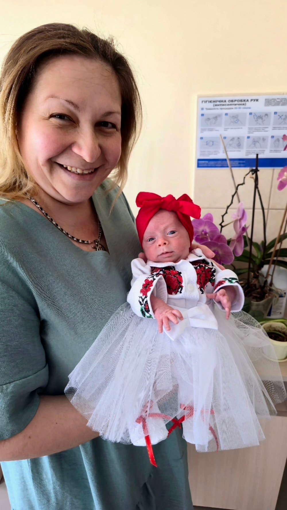 У Рівному виходили передчасно народжену дівчинку з родини маріупольців 0000