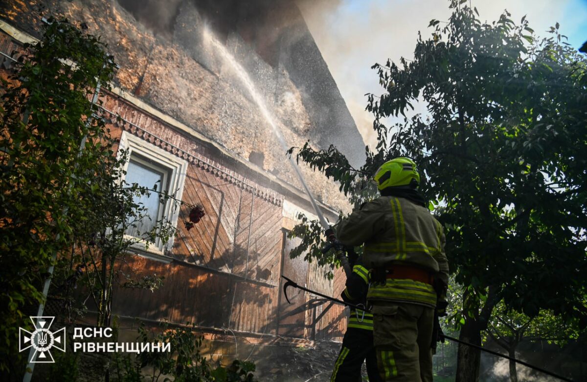 Падіння уламків у Рівному: ДСНС оприлюднили фото та відео ранкової пожежі