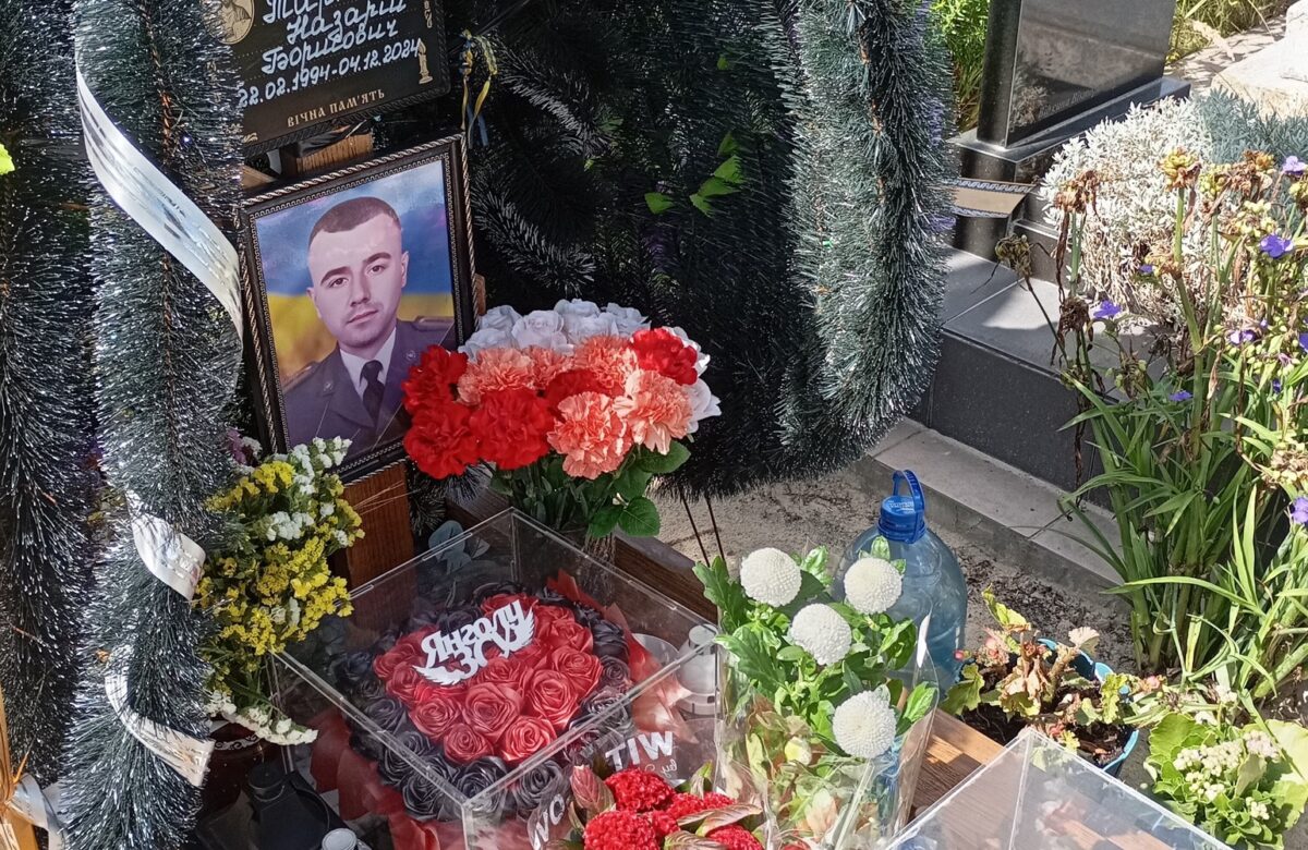 Поліція розшукує вандала, який осквернив могилу загиблого Героя на Рівненщині