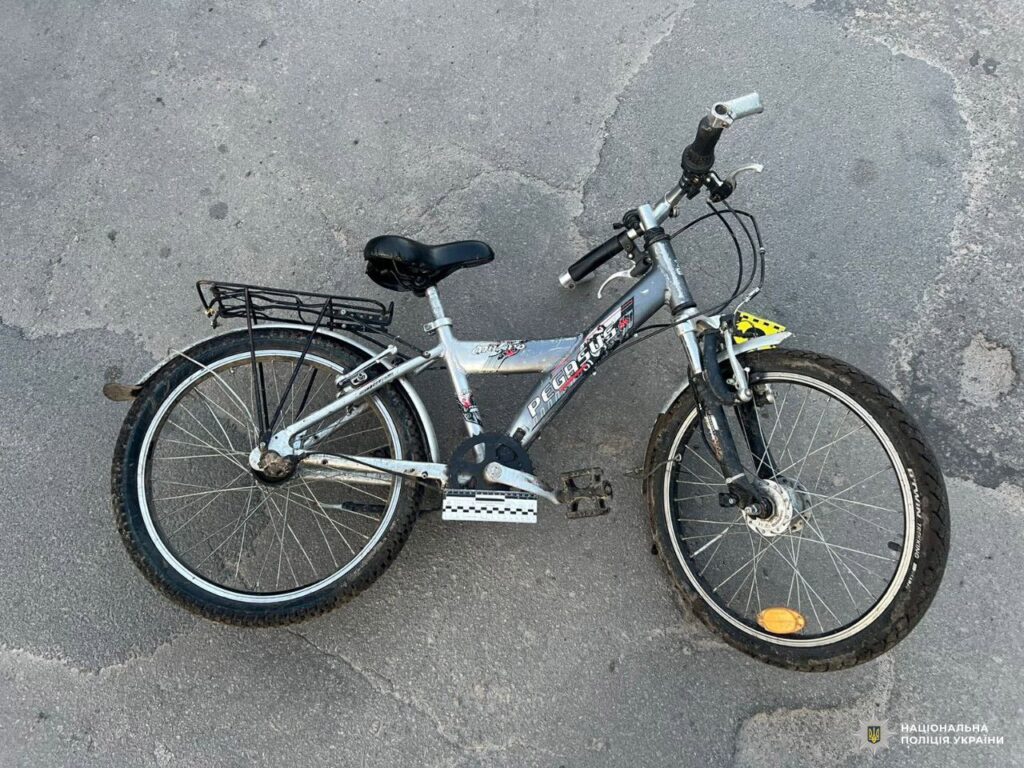 1 Із двору під колеса авто: на Рівненщині мікроавтобус збив 5-річного велосипедиста