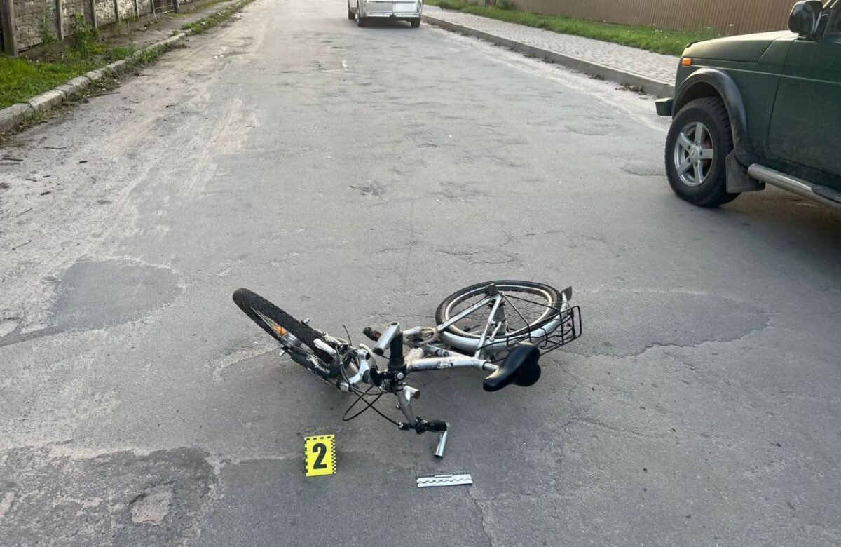 Із двору під колеса авто: на Рівненщині мікроавтобус збив 5-річного велосипедиста