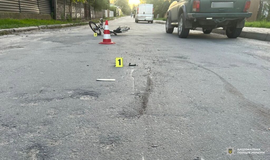 1 Із двору під колеса авто: на Рівненщині мікроавтобус збив 5-річного велосипедиста