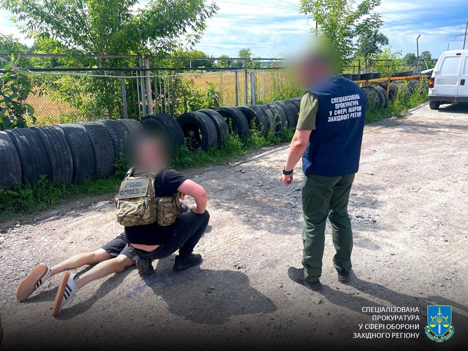На Рівненщині затримали двох чоловіків, які намагалися підкупити військового офіцера за 20 тисяч доларів 0000