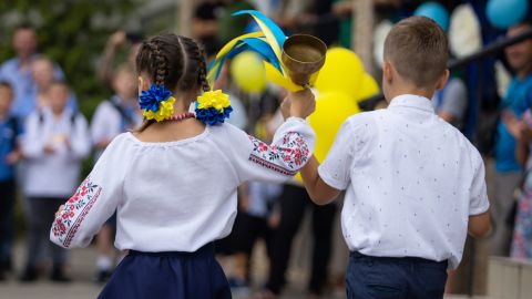 Перший дзвоник на Рівненщині: тисячі школярів повернулися за парти