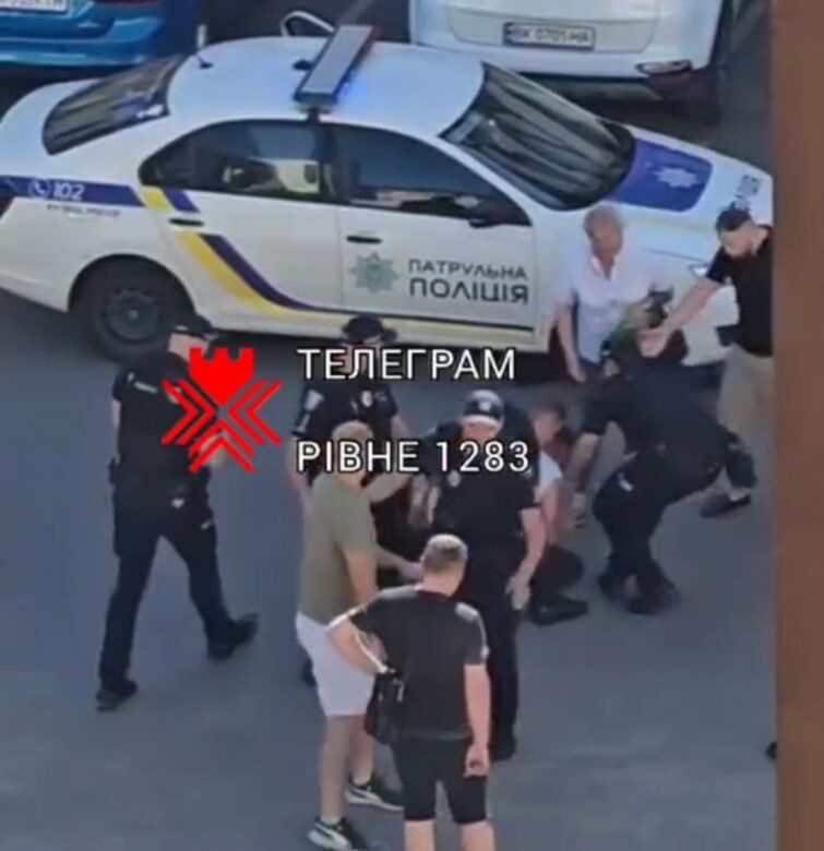 У Рівному затримали чоловіка за ухилення від мобілізації – патрульна поліція дала офіційний коментар