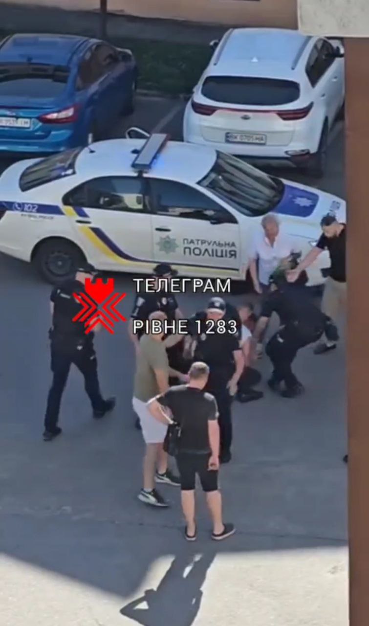 У Рівному затримали чоловіка за ухилення від мобілізації – патрульна поліція дала офіційний коментар 0000