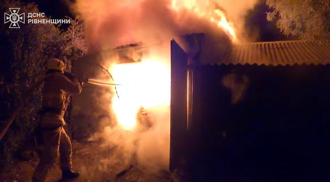 Горіло авто та речі: деталі пожежі в гаражі на Дубенщині (ВІДЕО)