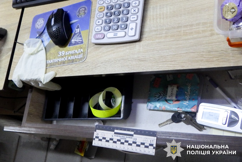 1 Викрав 4000 грн і багато ковбас: затримали чоловіка, що проник в магазин на Рівненщині