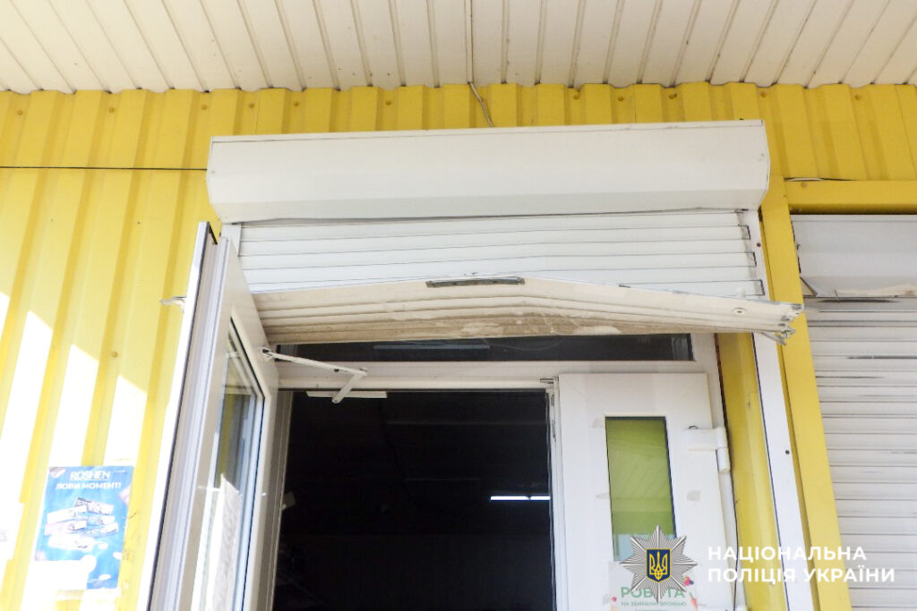 1 Викрав 4000 грн і багато ковбас: затримали чоловіка, що проник в магазин на Рівненщині