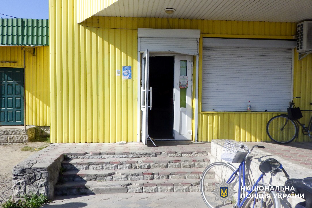 Викрав 4000 грн і багато ковбас: затримали чоловіка, що проник в магазин на Рівненщині