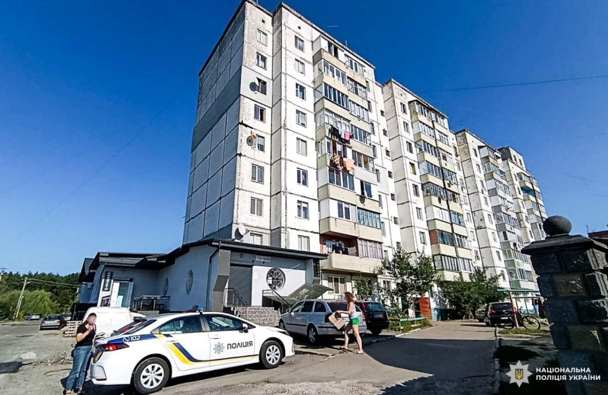 У Костополі 3-річна дівчинка випала з вікна шостого поверху: слідчі розпочали розслідування