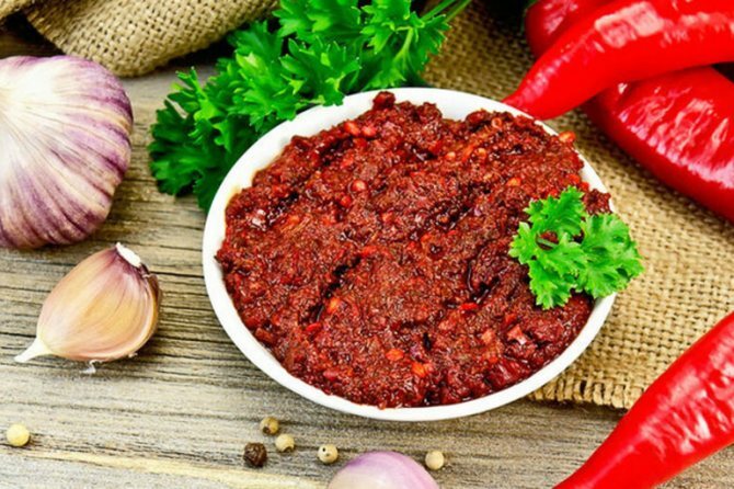 1 Аджика на зиму: ТОП-5 перевірених рецептів із томатів та перцю