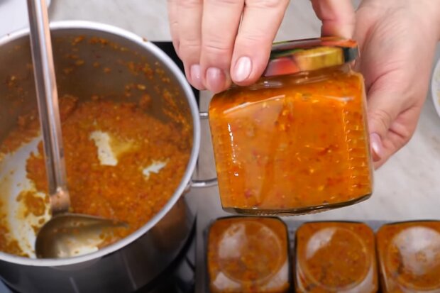 1 Аджика на зиму: ТОП-5 перевірених рецептів із томатів та перцю