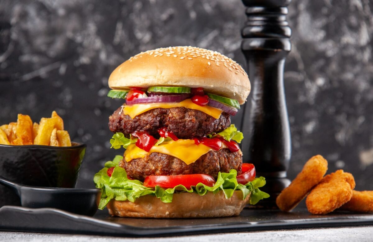 У світі відзначають День чізбургера: як приготувати ідеальний бургер вдома — поради від Євгена Клопотенка