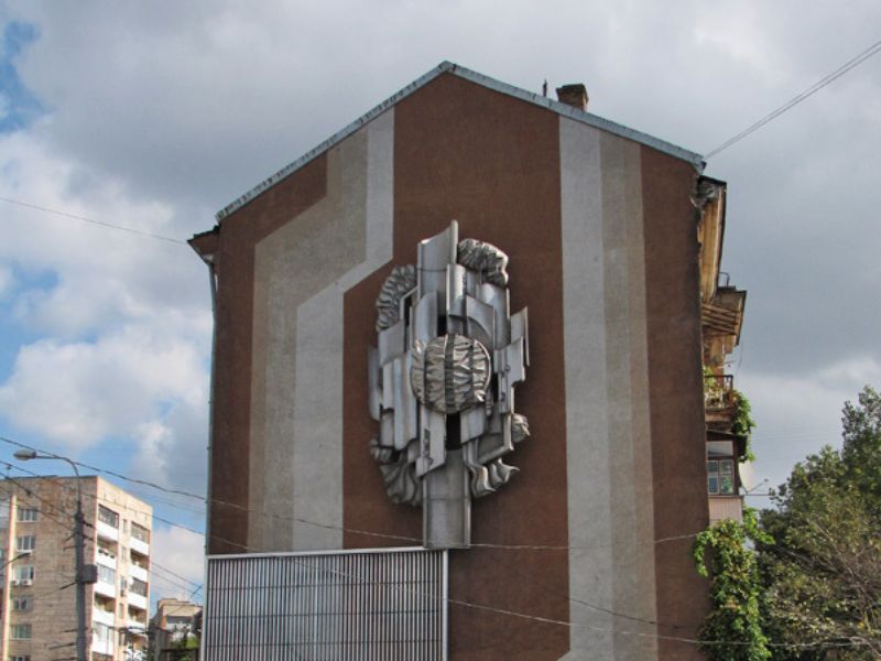 У Рівному пропонують відреставрувати панно біля ЦУМу замість створення нового муралу