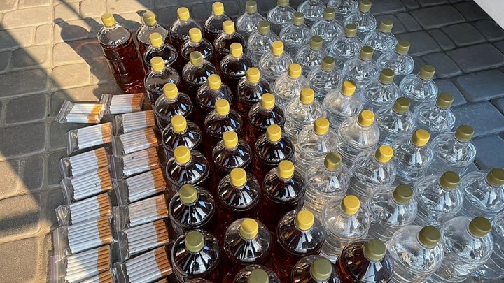 Понад 100 тисяч гривень штрафу: у Рівному судили чоловіка за збут фальсифікованого алкоголю та цигарок