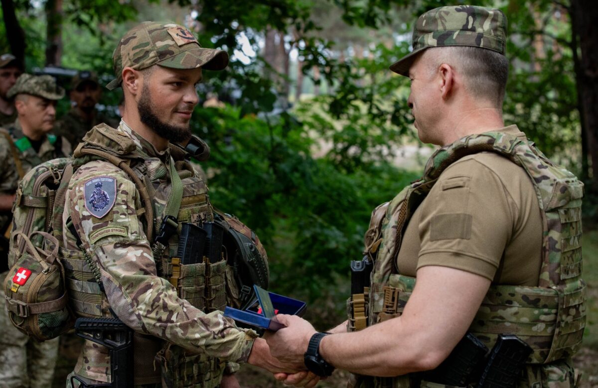 Герой із Рівненщини отримав відзнаку «Хрест Хоробрих» від Головнокомандувача ЗСУ