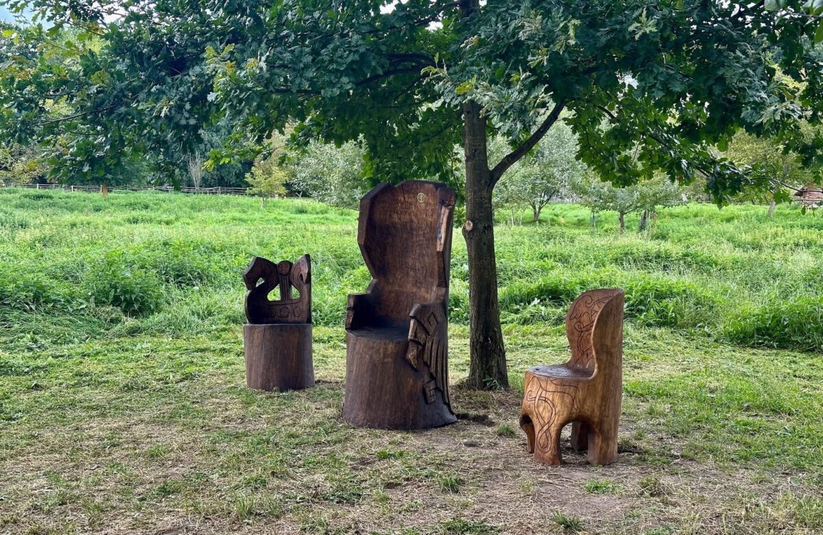 На Оствиці встановили пам’ятний стілець на честь добровольця з Австралії