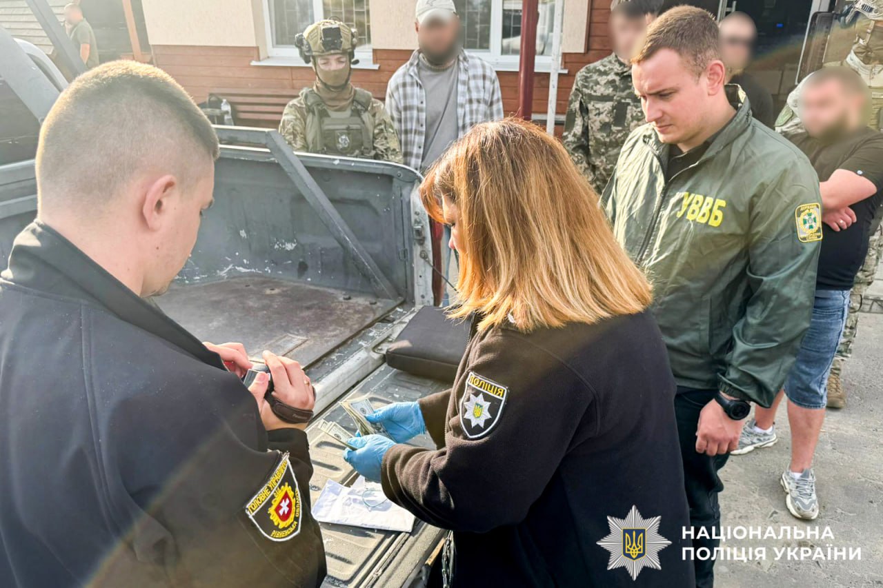 Хотіли «вирішити питання» за 8 тисяч доларів: на Рівненщині затримали чоловіків, які пропонували хабар прикордоннику 0000