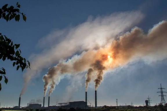 У повітрі Рівного — надлишок шкідливих речовин: що саме перевищено і чи варто хвилюватися