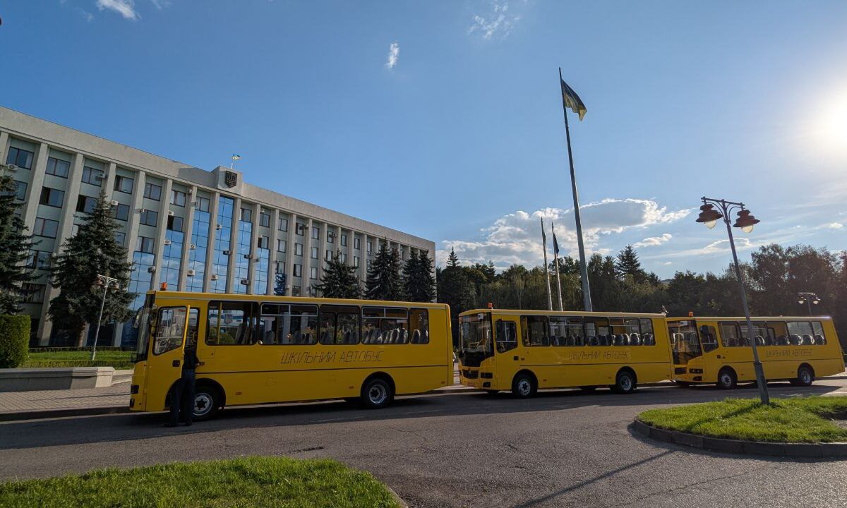 На Рівненщині школи отримали нові автобуси: скільки ще чекають громади