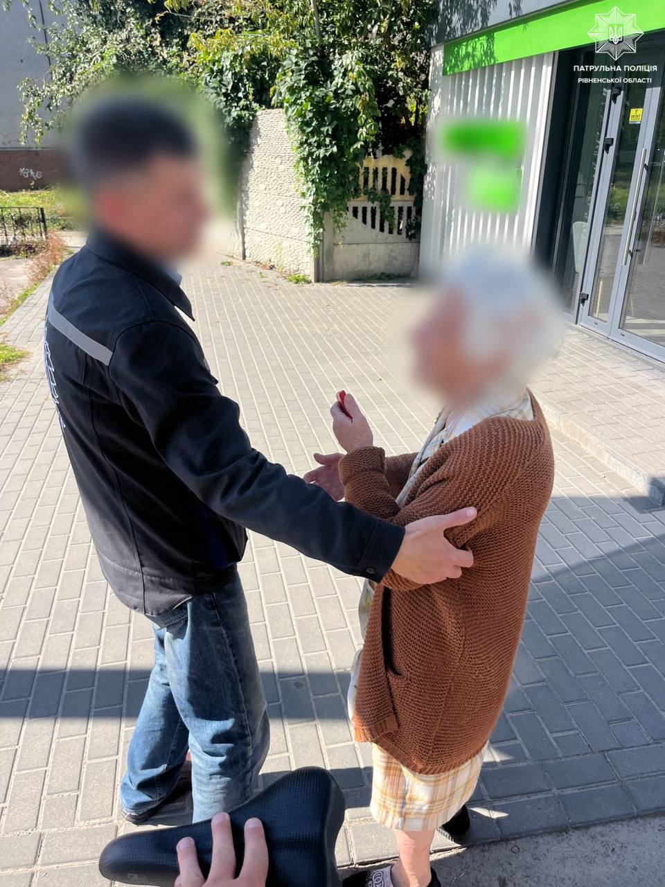 У Рівному літня жінка загубилася в центрі міста: врятували патрульні та небайдужі люди 0000