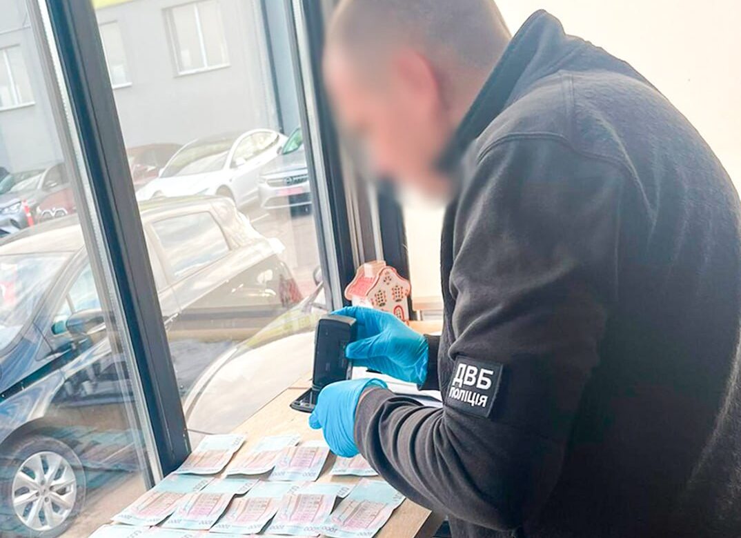 Обіцяв допомогти стати водієм за 10 тисяч: жителя Рівненщини викрили на хабарі