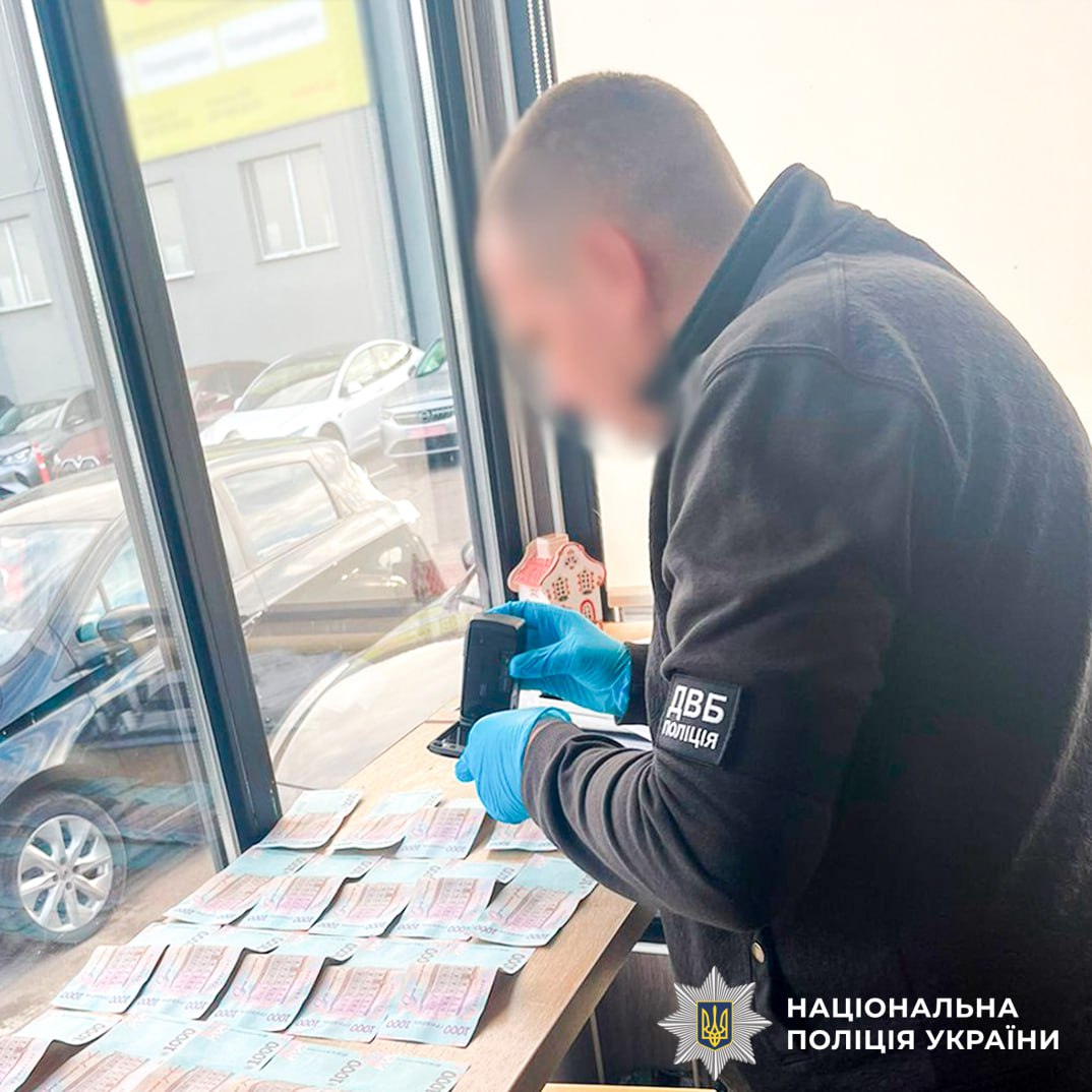 Обіцяв допомогти стати водієм за 10 тисяч: жителя Рівненщини викрили на хабарі 0000